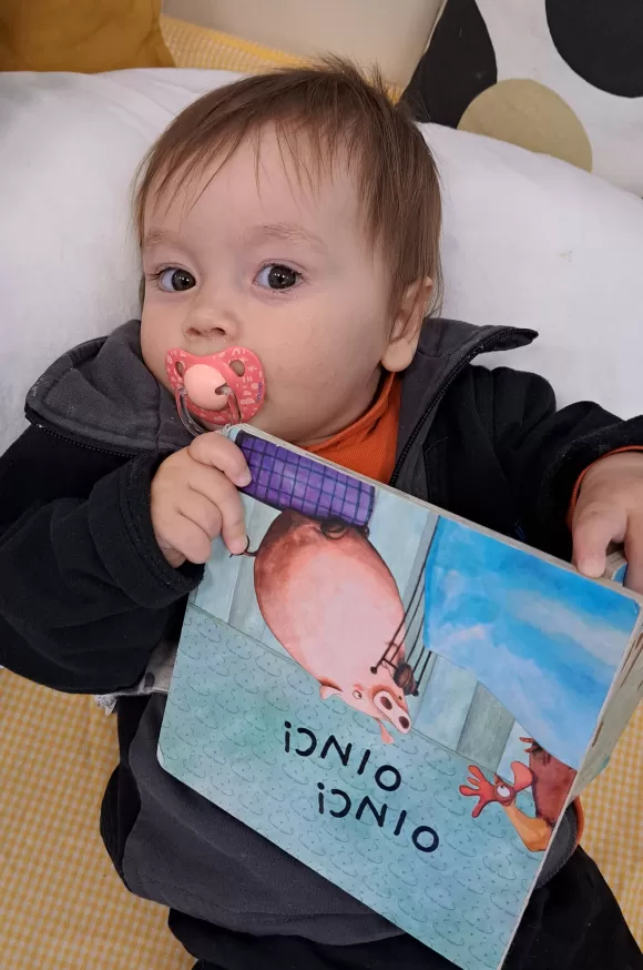 Alumne de la llar d'infants de l'escola Jesuites Sarria - Sant Ignasi estirat amb un conte