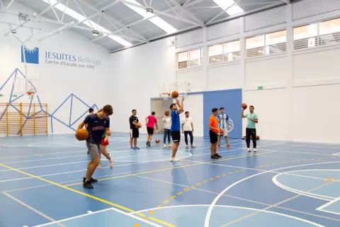 Alumnes de Batxillerat practicant basquet a l'escola Jesuites Bellvitge