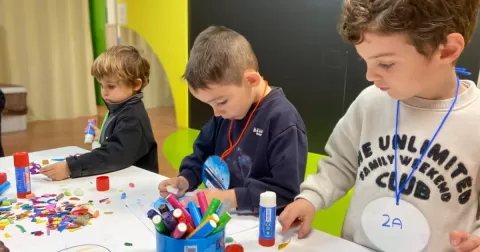 Alumnes de l'etapa infantil fent activitats dels Racons Interedats