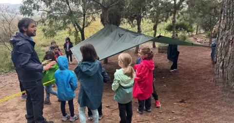 Alumnes de primària en una sessió d'escola bosc de Claver Natura