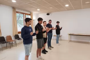 Alumnes de 1r de Batxillerat de l'àmbit tecnològic de Jesuïtes Lleida testant les ones electromagnètiques de l'entorn en la primera sessió del taller del programa del COAC "Arquitectura a les Aules" amb l'arquitecte Jordi Bosch