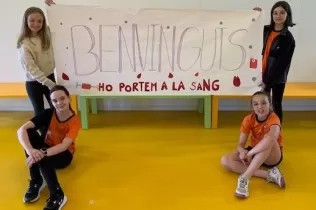 Alumnes de 5è de Primària-NEI de Jesuïtes Lleida preparant cartells per la campanya de donació de sang del dia 8 de juny. 