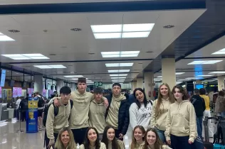 Alumnes de 1r BAtxillerat de Jesuïtes Lleida Col·legi Claver a l'aeroport, abans de marxar a Auschwitz