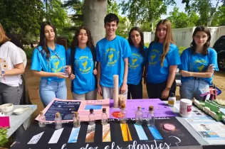 Alumnes de 4t ESO-TQE i 1r BAT a la parada de Jesuïtes Lleida Col·legi Claver de la fira Ciència al Carrer, als Camps Elisis de Lleida