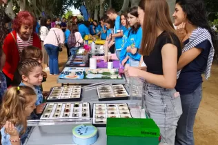 Alumnes de 4t ESO-TQE i 1r BAT a la parada de Jesuïtes Lleida Col·legi Claver de la fira Ciència al Carrer, als Camps Elisis de Lleida