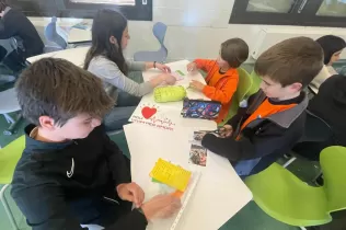 Cadena de favors, un projecte de pastoral sota el lema de les línies de força "Viure per amor. De Déu per als altres".