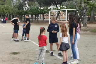 Cadena de favors, un projecte de pastoral sota el lema de les línies de força "Viure per amor. De Déu per als altres".