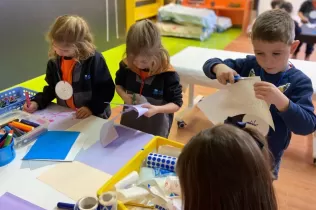 Alumnes de l'etapa infantil fent activitats dels Racons Interedats del MOPI