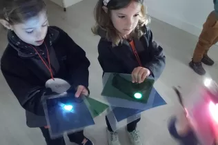 Alumnes de l'etapa infantil fent activitats dels Racons Interedats del MOPI