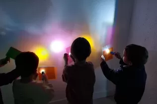 Alumnes de l'etapa infantil fent activitats dels Racons Interedats del MOPI