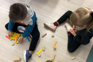 Alumnes de l'etapa infantil fent activitats dels Racons Interedats del MOPI