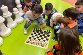 Alumnes de l'etapa infantil fent activitats dels Racons Interedats del MOPI