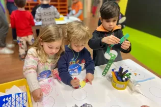 Alumnes de l'etapa infantil fent activitats dels Racons Interedats del MOPI