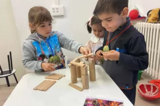 Alumnes de l'etapa infantil fent activitats dels Racons Interedats del MOPI