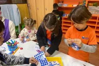 Alumnes de l'etapa infantil fent activitats dels Racons Interedats del MOPI