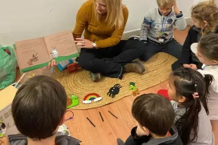 Alumnes de l'etapa infantil fent activitats dels Racons Interedats del MOPI