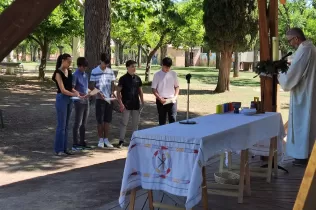 Celebració de la renovació de la fe d'un grup d'alumnes de 3r ESO-TQE de Jesuïtes Lleida Col·legi Claver, celebrada a l'Aula Natura Pare Ignasi Salat de l'escola. l'escola