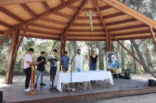 Celebració de la renovació de la fe d'un grup d'alumnes de 3r ESO-TQE de Jesuïtes Lleida Col·legi Claver, celebrada a l'Aula Natura Pare Ignasi Salat de l'escola. 