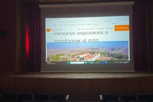 Obres i millores a Jesuïtes Lleida_Nou equip de projecció amb pantalla Led a la Sala Loiola