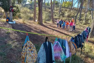 Alumnes de primària en una sessió d'escola bosc de Claver Natura