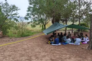 Alumnes de 3r de primària en una sessió d'escola bosc de Claver Natura en un dia de pluja