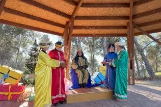 Camarlenc reial recollint les cartes dels infants a l'AUla Natura Pare Ignasi Salat, durant la primera edició del Pessebre Vivent del Claver 2024