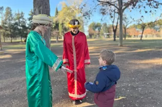 Camarlenc reial recollint les cartes dels infants a l'AUla Natura Pare Ignasi Salat, durant la primera edició del Pessebre Vivent del Claver 2024