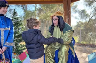 Camarlenc reial recollint les cartes dels infants a l'AUla Natura Pare Ignasi Salat, durant la primera edició del Pessebre Vivent del Claver 2024