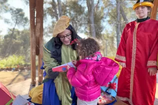 Camarlenc reial recollint les cartes dels infants a l'AUla Natura Pare Ignasi Salat, durant la primera edició del Pessebre Vivent del Claver 2024