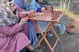 Escena del Pessebre Vivent al bosc del Claver, en la seva primera edició el 15 de desembre de 2024