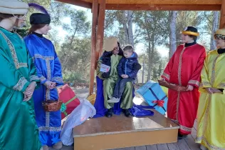 Camarlenc reial recollint les cartes dels infants a l'AUla Natura Pare Ignasi Salat, durant la primera edició del Pessebre Vivent del Claver 2024