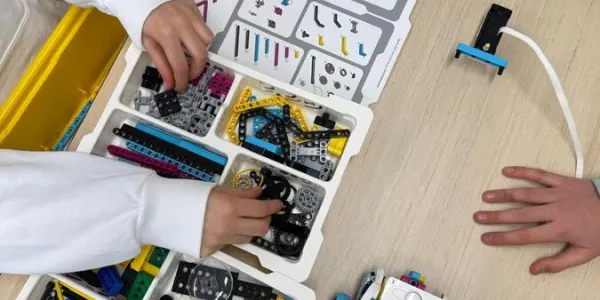 Alumnat de 1r d’ESO treballant la programació i la robòtica a l’aula.